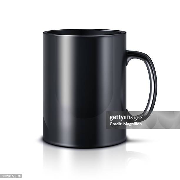 ilustraciones, imágenes clip art, dibujos animados e iconos de stock de taza de café de cerámica negra con superficie brillante y mango curvo, aislada sobre fondo blanco con sombras y reflejos realistas - taza sin platillo