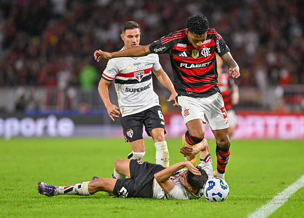 Gonzalo Plata of Flamengo fights for possession Cedric Soares and Pablo Maia of Sao Paulo during the Brasileirao 2025 match between Flamengo and São...