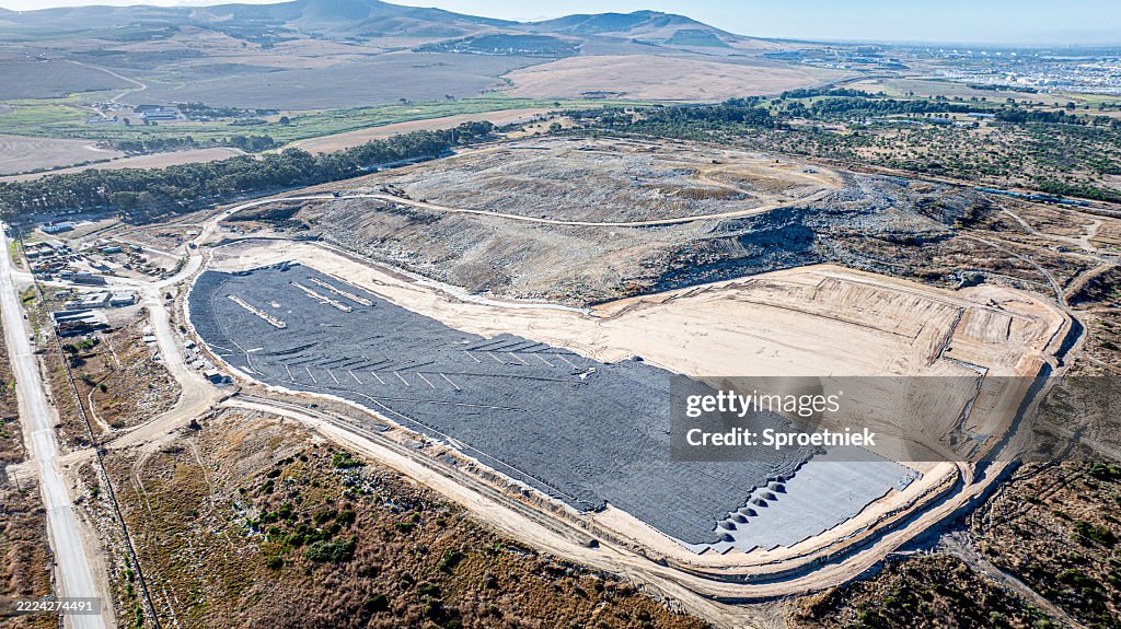 Matériaux géotechniques disposés comme substrat pour un site d’enfouissement de déchets solides