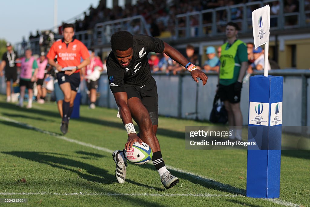 Jason Maloni Rugby Maloni Kunawave of New Zealand scores a try in the eightieth minute ...