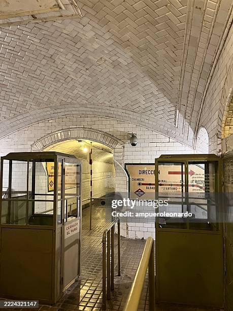 explorando la histórica estación de metro de chamberí en madrid - taquilla lugar de comercio fotografías e imágenes de stock