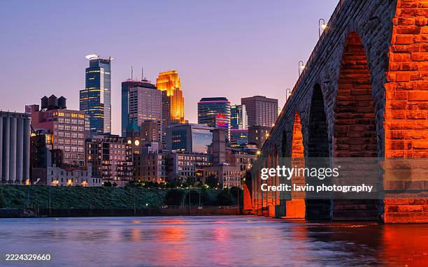 minneapolis skyline sonnenuntergang steinbogenbrücke - bogenbrücke stock-fotos und bilder