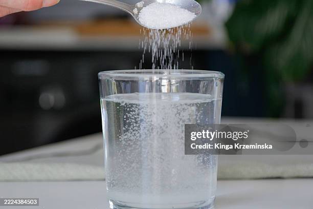 collagen drink - dissolvere foto e immagini stock