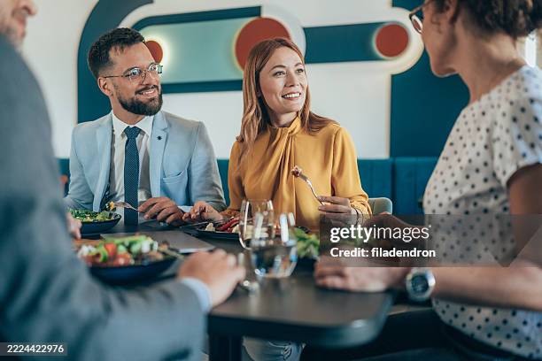 cena di lavoro - pausa pranzo foto e immagini stock