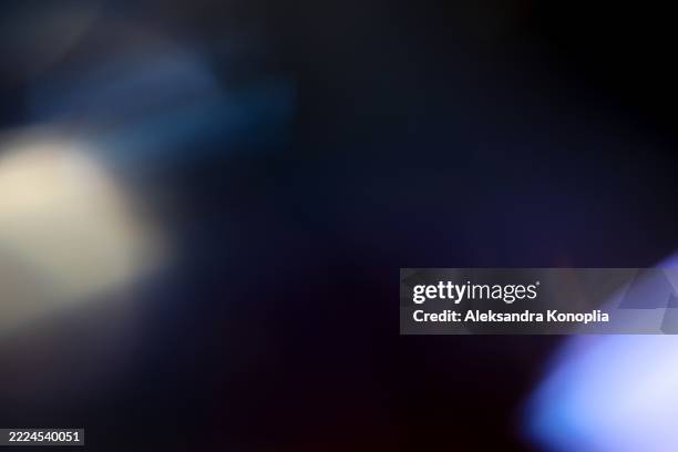 abstract blur gradient in deep blue, black, purple for futuristic 2000s aesthetic - flare photos et images de collection