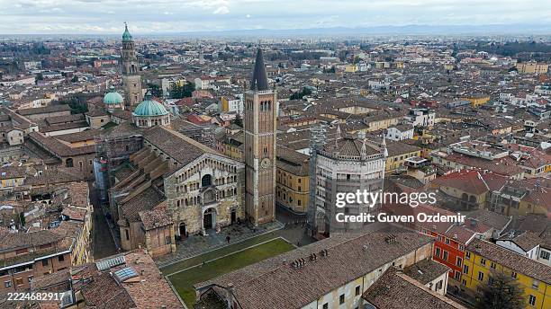 veduta aerea del centro di parma con edifici medievali, duomo e battistero di parma, architettura romanica storica con campanili e tetti in tegole, tema dei viaggi e del patrimonio culturale per le immagini del turismo - parmigiano foto e immagini stock