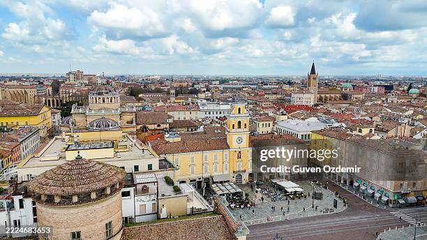 veduta aerea di piazza garibaldi a parma con il palazzo del governatore e la torre centrale dell'orologio, circondata da edifici storici e caffè all'aperto, stile di vita urbano e concetto di patrimonio della città italiana per viaggi e foto editoriali - parmigiano foto e immagini stock