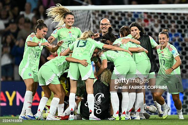 Italy's players with Italy's forward Michela Cambiaghi and Italy's defender Lisa Boattin celebrate at the end of the UEFA Women's Euro 2025...