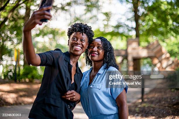 women on trip taking a selfie together - dark skin tone stock pictures, royalty-free photos & images