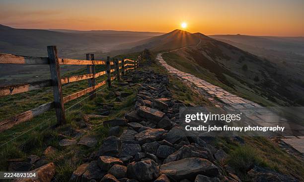 morning light on the great ridge, peak district. uk. - peak district national park spring stock pictures, royalty-free photos & images