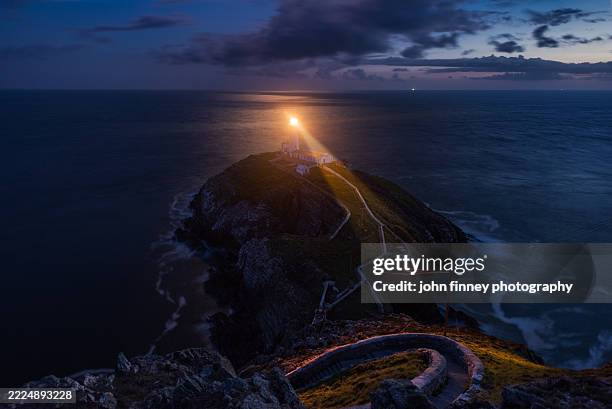 nightfall at south stack lighthouse, anglesey - beacon stock pictures, royalty-free photos & images