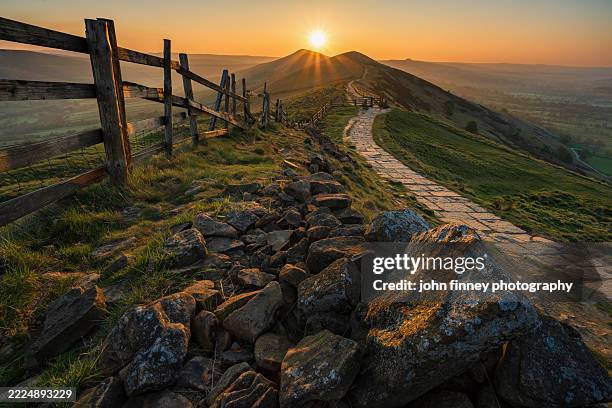 morning light on the great ridge, peak district. uk. - peak district national park spring stock pictures, royalty-free photos & images