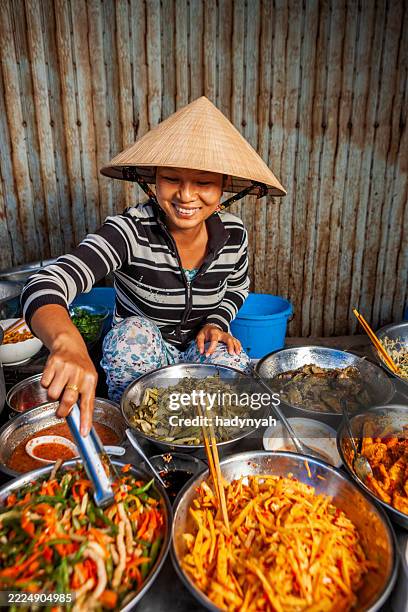 vietnamese food vendor on local market - street food stock pictures, royalty-free photos & images