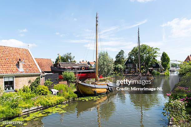 astillero tradicional de veleros clásicos en edam - queso edam fotografías e imágenes de stock