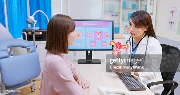 woman doctor explains cervical cancer to patient - conducto cervical fotografías e imágenes de stock