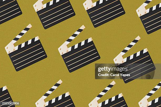 a seamless pattern featuring cinema clapperboards arranged in a repeating design. - claqueta de cine fotografías e imágenes de stock