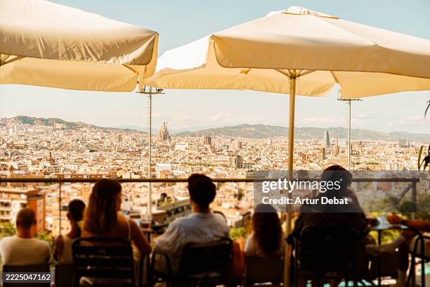 people gathering at sunset enjoying a drink contemplating the barcelona city with the sagrada familia view - gotisches viertel barcelona stock-fotos und bilder