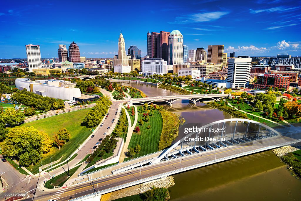 Columbus Downtown Aerial con ponte, fiume e parchi durante l'autunno
