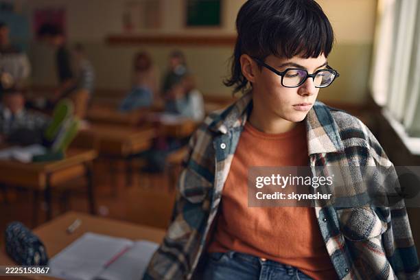 studentessa riflessiva in una pausa in classe. - esclusione foto e immagini stock