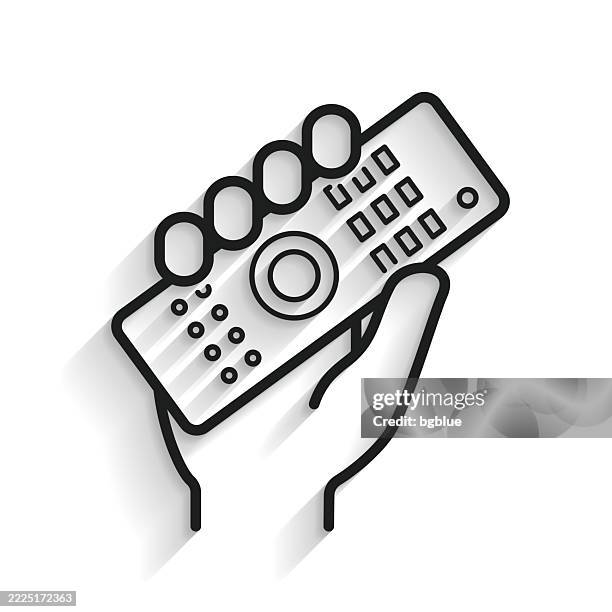 hand, die die fernbedienung hochhält. liniensymbol mit langem schatten auf weißem hintergrund - fernbedienung stock-grafiken, -clipart, -cartoons und -symbole