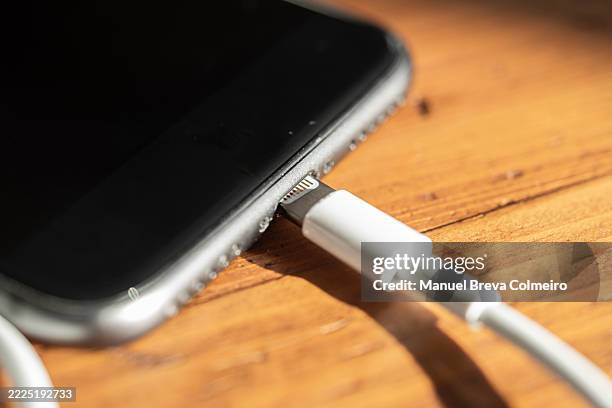 tech device charge - kabelloses-laden-von-gerät-zu-gerät stock-fotos und bilder