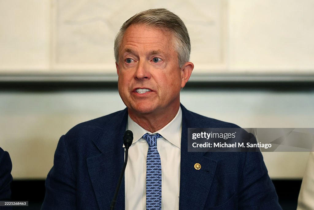 Senator Roger Marshall Meets With HHS Secretary Kennedy And Agriculture Secretary Rollins
