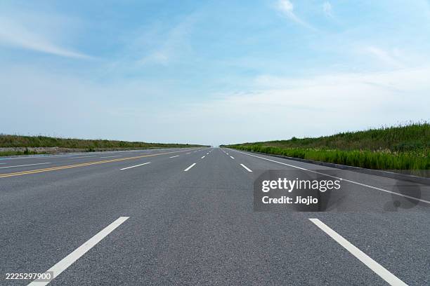empty road against sky - carretera de campo fotografías e imágenes de stock