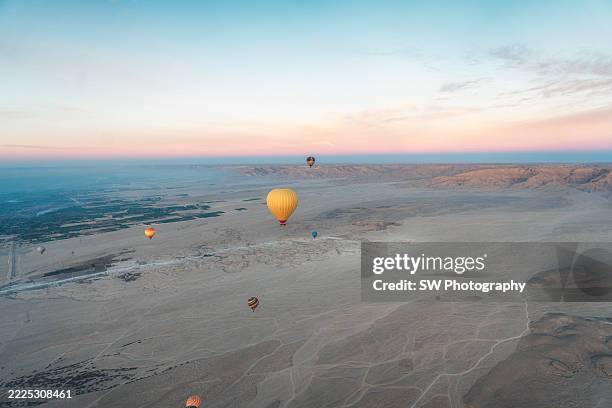 hot air balloon takeoff over luxor, egypt - vanuit een heteluchtballon stockfoto's en -beelden