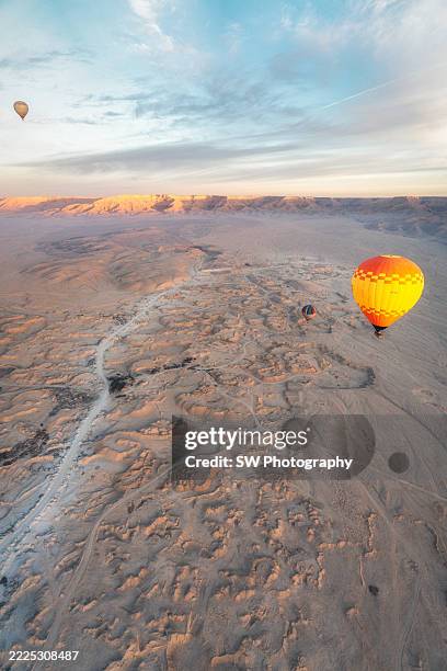 hot air balloon takeoff over luxor, egypt - vanuit een heteluchtballon stockfoto's en -beelden