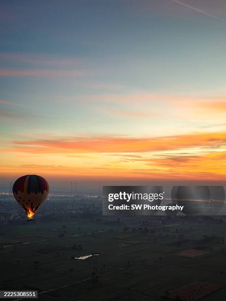 vertical hot air balloon photo taken on mobile device over luxor, egypt - vanuit een heteluchtballon stockfoto's en -beelden