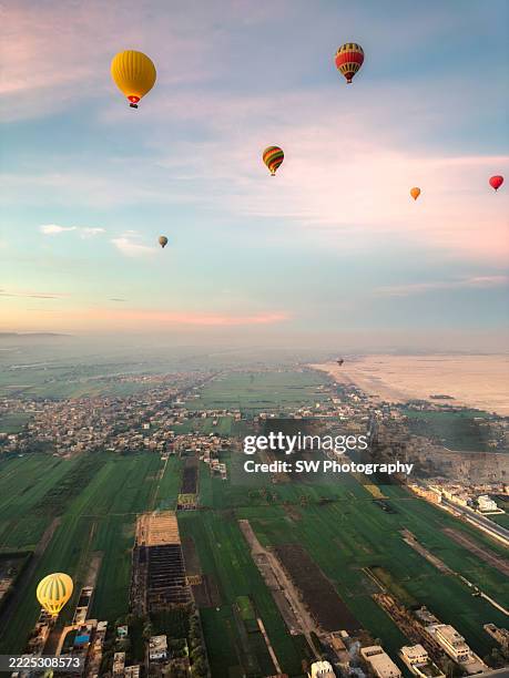 vertical hot air balloon photo taken on mobile device over luxor, egypt - vanuit een heteluchtballon stockfoto's en -beelden