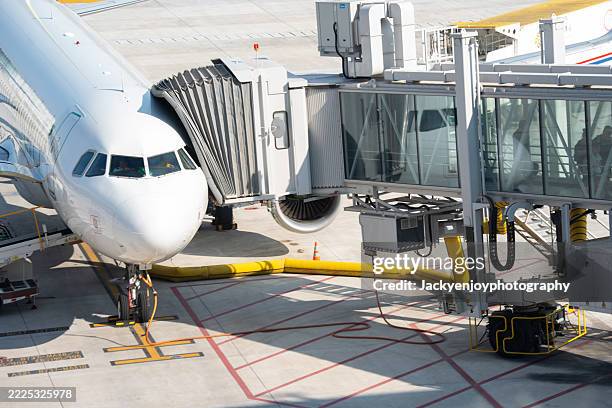 travellers using a boarding bridge or jet bridge to board an aircraft - madrid barajas airport stock pictures, royalty-free photos & images