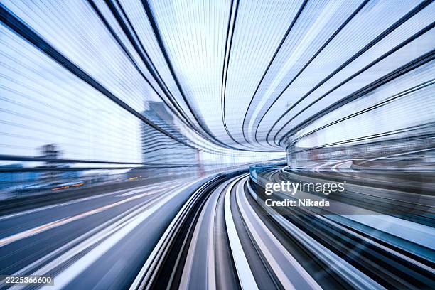 hochgeschwindigkeits-bewegungsunschärfe einer einschienenbahn in tokio mit futuristischen vibes - bildkomposition und technik stock-fotos und bilder