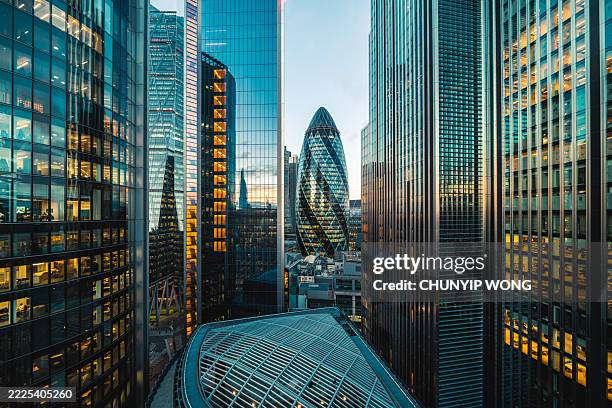 london cityscape with the gherkin building - financieel district stockfoto's en -beelden