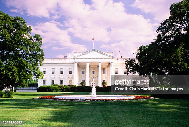 fountain at north lawn of white house - weißes haus stock-fotos und bilder