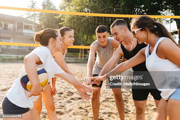 festeggiamo insieme la vittoria - beach volley foto e immagini stock