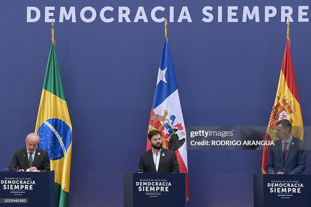 CHILE-DIPLOMACY-DEMOCRACY-SUMMIT