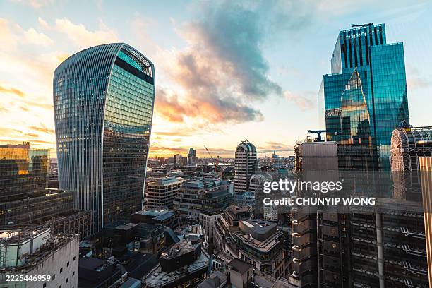 london skyline showing modern and traditional architecture at sunset - 20 fenchurch street stockfoto's en -beelden