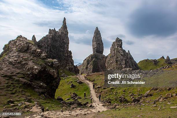 old man of storr - old man of storr stock-fotos und bilder
