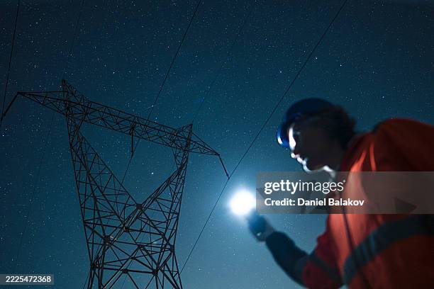 renewable energy & electrical smart grid. engineer works late at night - apagão imagens e fotografias de stock