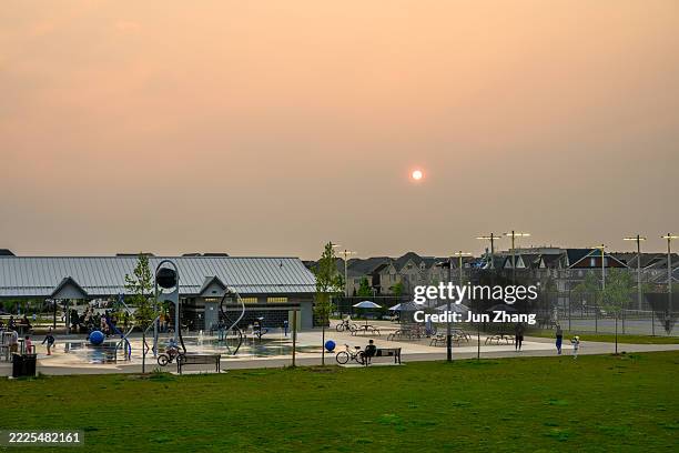 wildfire smoke causes air quality issues southern ontario - sunset over a community park on hazy evening - wildfire smoke stock pictures, royalty-free photos & images