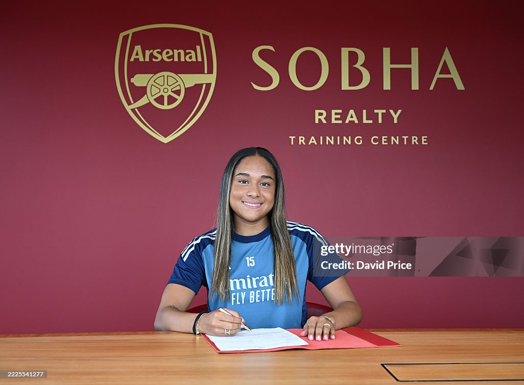 Arsenal Women Unveil New Signing