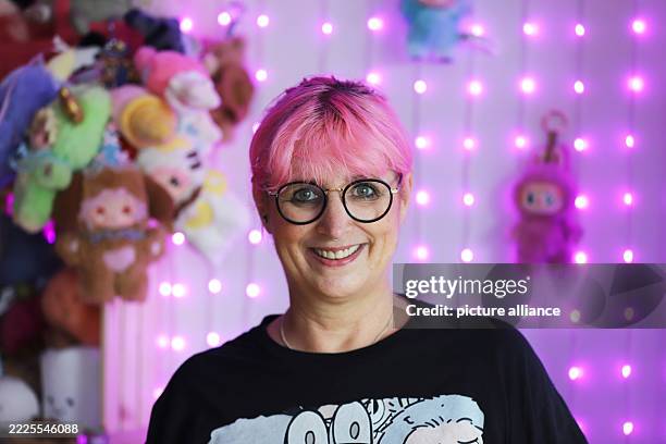July 2025, North Rhine-Westphalia, Cologne: Influencer Jeannine Fasold-Wilms stands in her apartment. Photo: Sascha Thelen/dpa