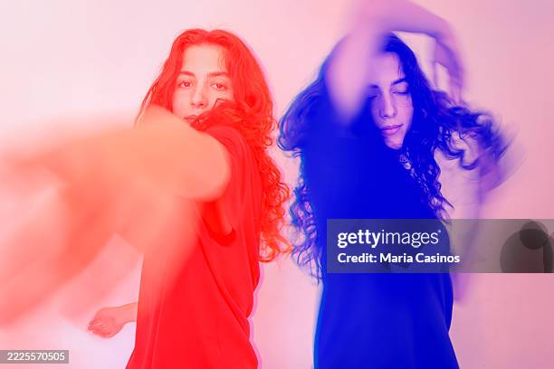 dança da jovem mulher. duplicar imagem de dois tons - dois tons cor - fotografias e filmes do acervo