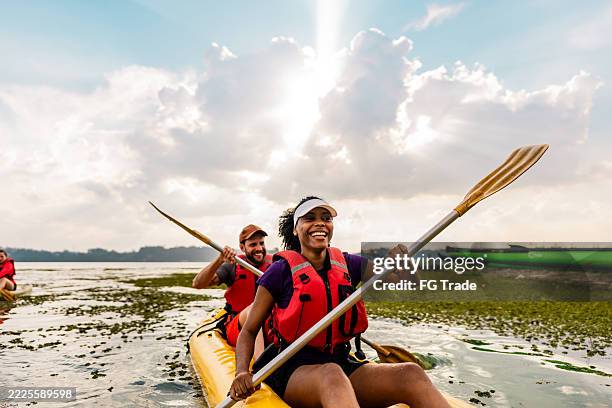 couple kayaking in a lake - caiaque canoagem e caiaque imagens e fotografias de stock