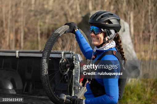 Cycliste préparant sa roue de vélo avant de s’élancer Cycliste préparant sa roue de vélo avant de s’élancer