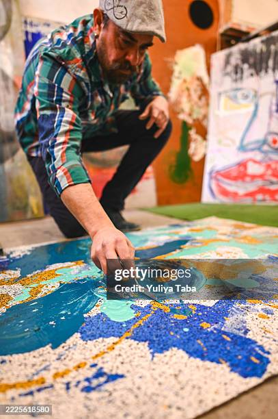 painter using palette knife adding textures to abstract artwork - espetáculo de arte imagens e fotografias de stock