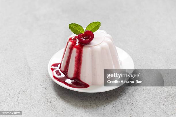 cherry cream pudding, panna cotta. with cherry sauce. on a plate. close-up - molho de sobremesa imagens e fotografias de stock