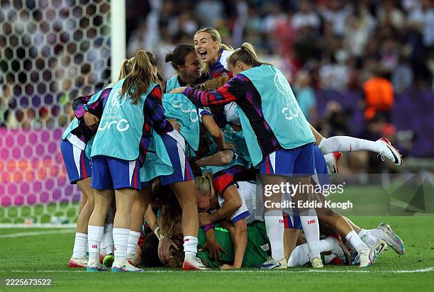 Chloe Kelly of England celebrates with teammates after Smilla Holmberg of Sweden misses the team's seventh penalty in the penalty shoot out which...