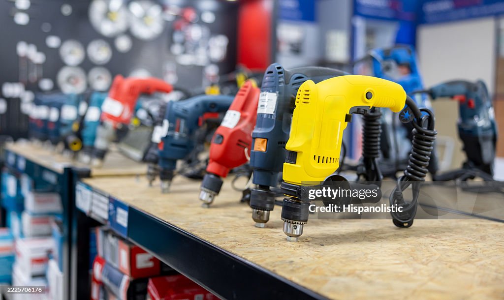 Esposizione di trapani in un negozio di ferramenta